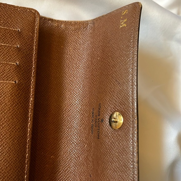 Louis Vuitton hard to find monogram trifold wallet with ID window - Picture 6 of 16